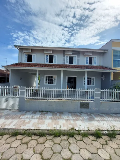 Foto 1 de Sobrado com 4 Quartos para alugar, 200m² em Praia da Enseada, São Francisco do Sul