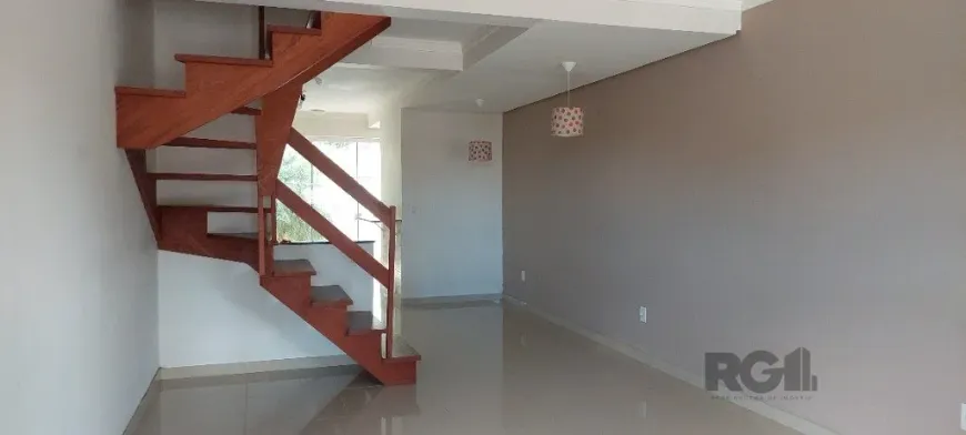 Foto 1 de Sobrado com 3 Quartos à venda, 120m² em Guarujá, Porto Alegre