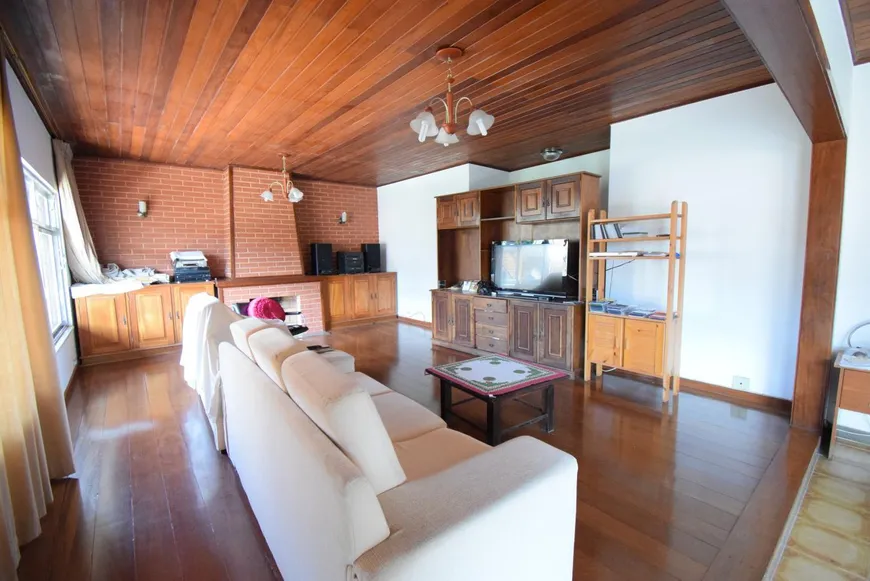 Foto 1 de Casa com 6 Quartos à venda, 361m² em Vale do Paraíso, Teresópolis