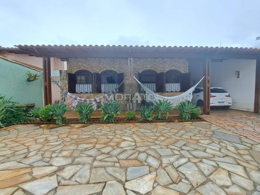 Foto 1 de Casa com 3 Quartos à venda, 244m² em Ouro Preto, Belo Horizonte