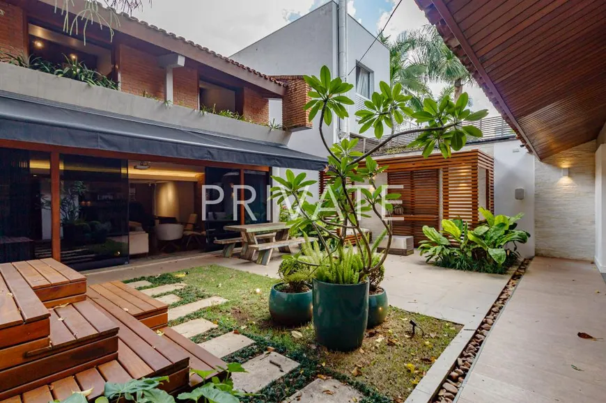 Foto 1 de Casa com 4 Quartos para alugar, 418m² em Jardim América, São Paulo