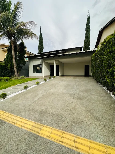 Foto 1 de Casa com 3 Quartos à venda, 236m² em Jardins Madri, Goiânia