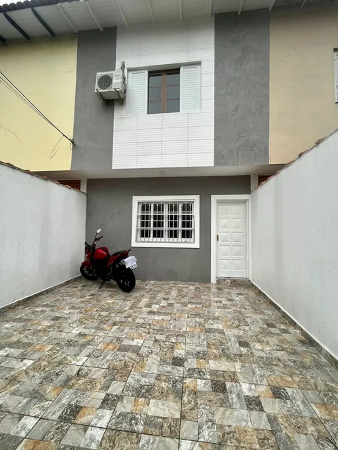 Foto 1 de Sobrado com 2 Quartos à venda, 80m² em Vila Tupi, Praia Grande