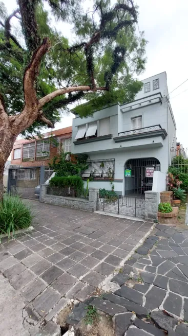 Foto 1 de Sobrado com 3 Quartos à venda, 270m² em Rio Branco, Porto Alegre