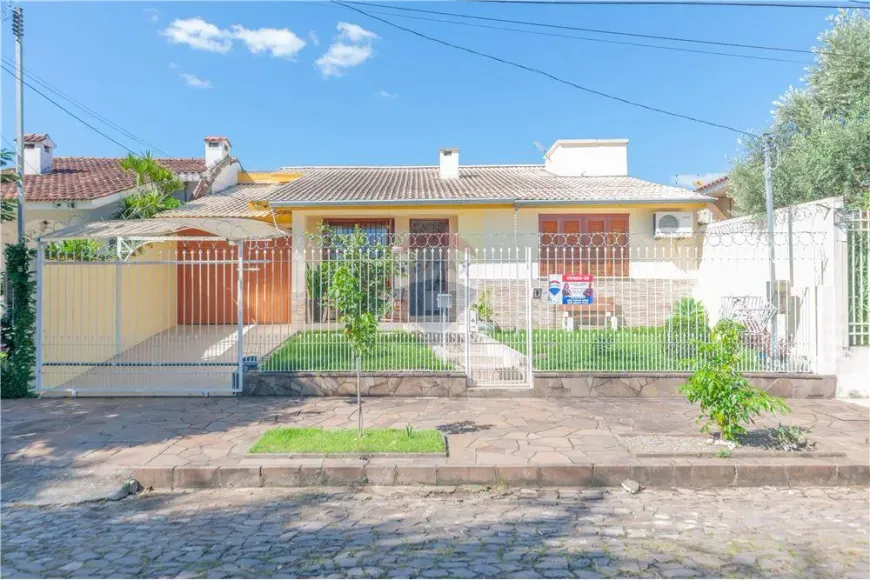 Foto 1 de Casa com 4 Quartos à venda, 236m² em Camobi, Santa Maria