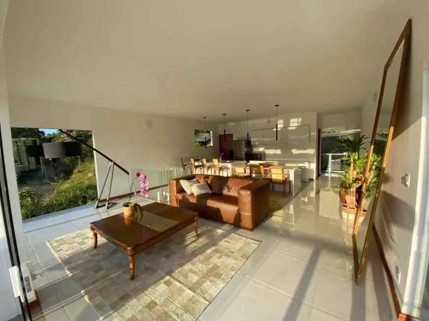 Foto 1 de Casa de Condomínio com 3 Quartos à venda, 280m² em Nogueira, Petrópolis