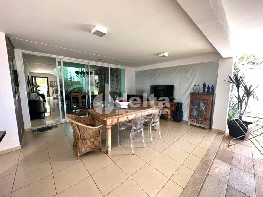 Foto 1 de Casa de Condomínio com 2 Quartos para alugar, 260m² em Gávea, Uberlândia