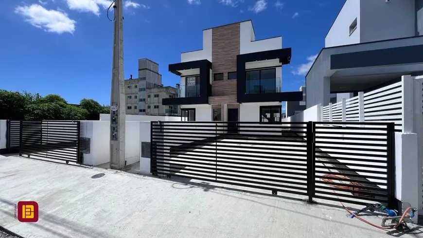 Foto 1 de Casa com 3 Quartos à venda, 126m² em Carianos, Florianópolis