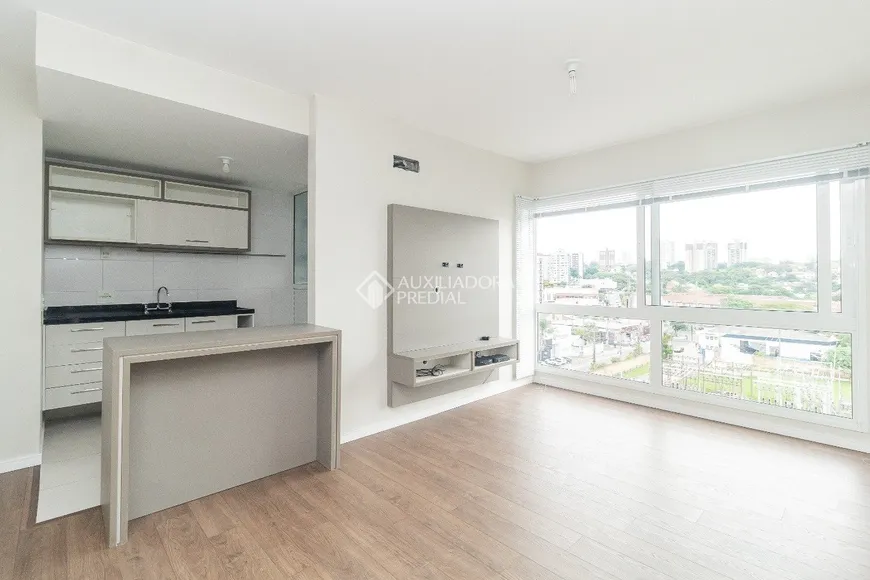 Foto 1 de Apartamento com 2 Quartos para alugar, 70m² em Passo da Areia, Porto Alegre