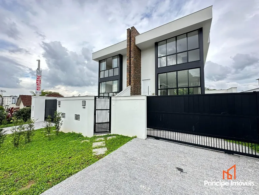 Foto 1 de Casa com 3 Quartos à venda, 237m² em América, Joinville