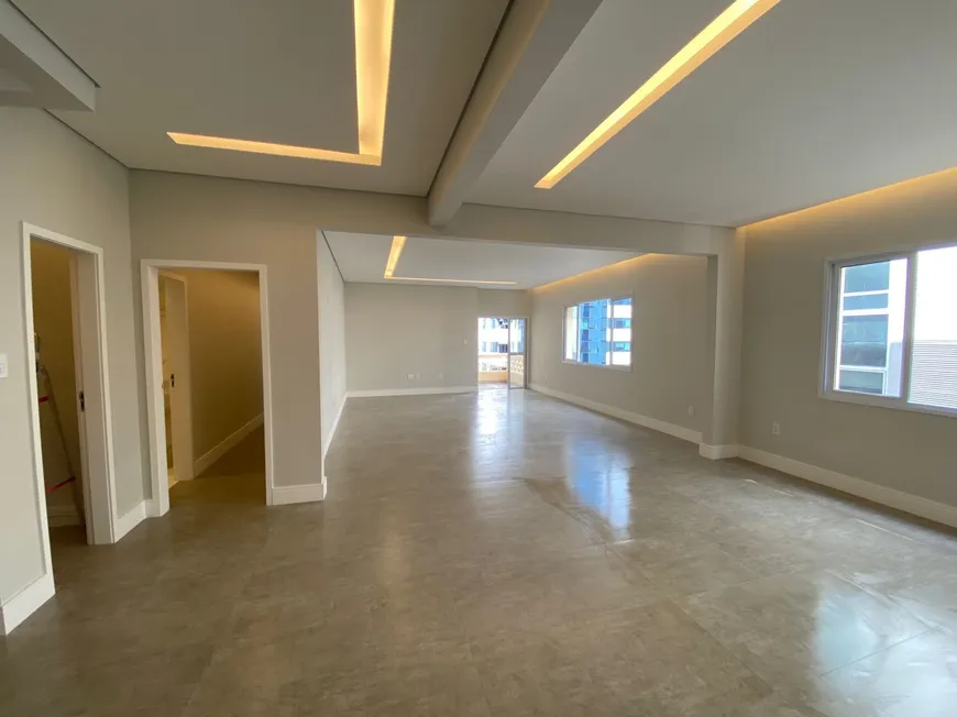 Foto 1 de Apartamento com 3 Quartos à venda, 200m² em Cerqueira César, São Paulo