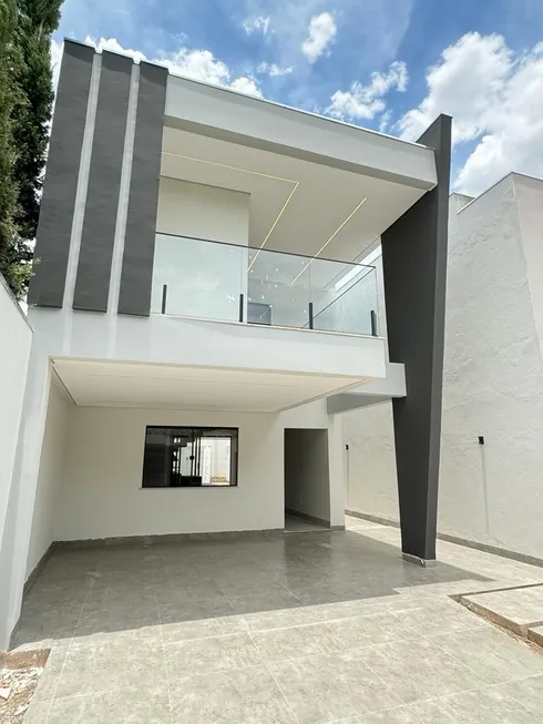 Foto 1 de Sobrado com 3 Quartos à venda, 200m² em Ibituruna, Montes Claros