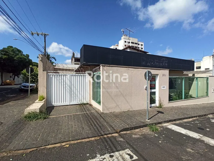 Foto 1 de Casa com 3 Quartos para alugar, 200m² em Saraiva, Uberlândia