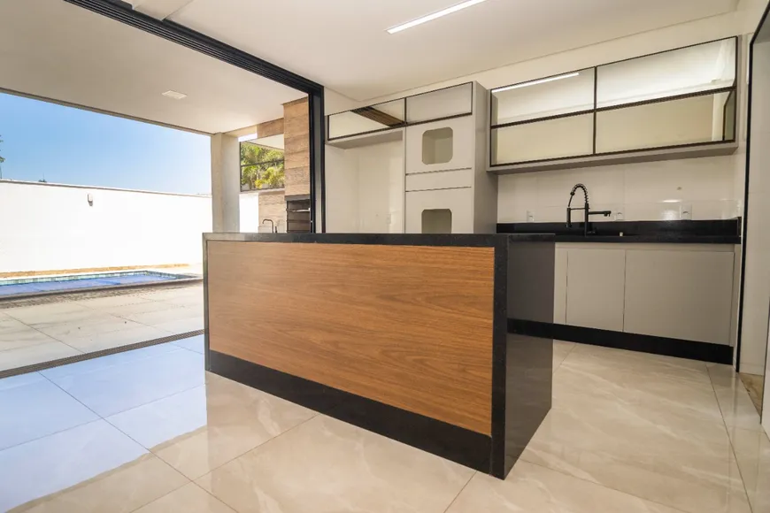Foto 1 de Casa de Condomínio com 4 Quartos à venda, 229m² em PORTAL DO SOL GREEN, Goiânia
