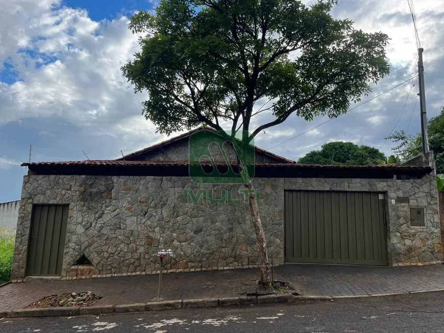 Foto 1 de Casa com 4 Quartos para alugar, 287m² em Jardim Brasília, Uberlândia