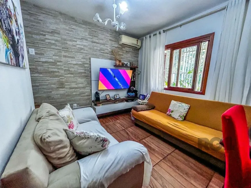 Foto 1 de Casa com 2 Quartos à venda, 69m² em Vila Nova, Porto Alegre