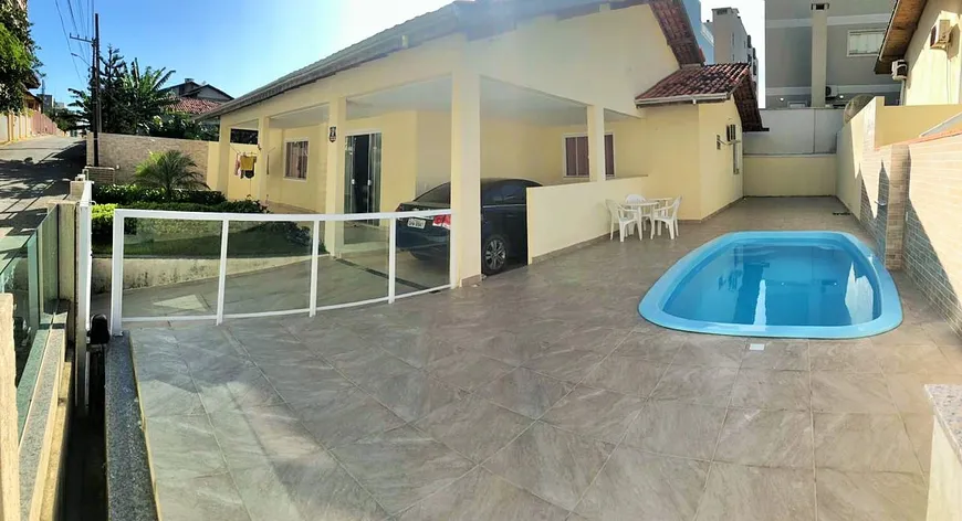 Foto 1 de Casa com 4 Quartos para alugar, 200m² em Praia de Bombas, Bombinhas
