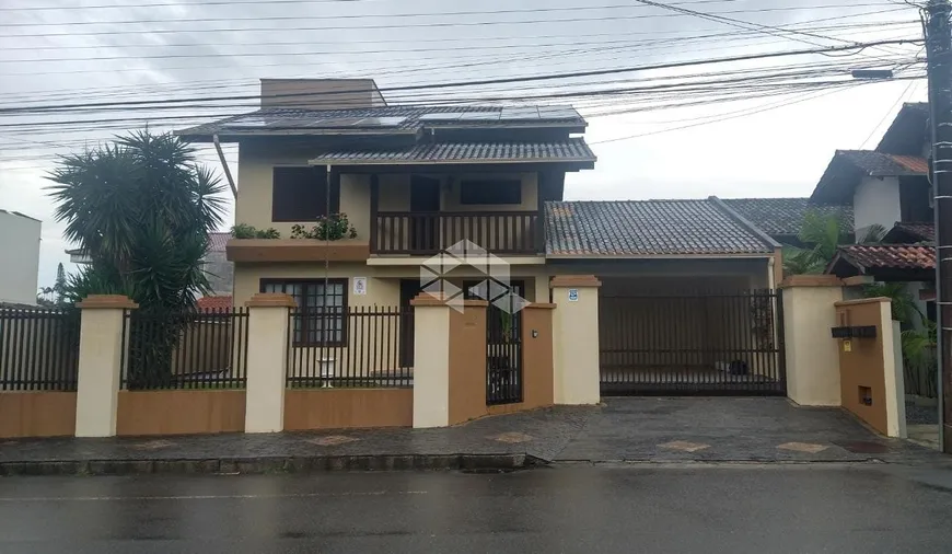 Foto 1 de Casa com 4 Quartos à venda, 226m² em Água Verde, Jaraguá do Sul