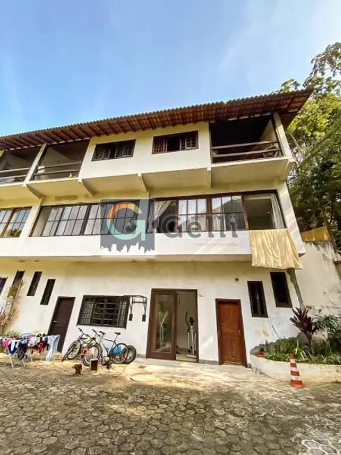 Foto 1 de Casa de Condomínio com 3 Quartos à venda, 400m² em Retiro, Petrópolis