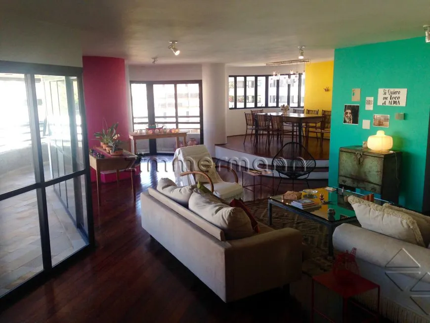 Foto 1 de Apartamento com 3 Quartos à venda, 220m² em Pacaembu, São Paulo