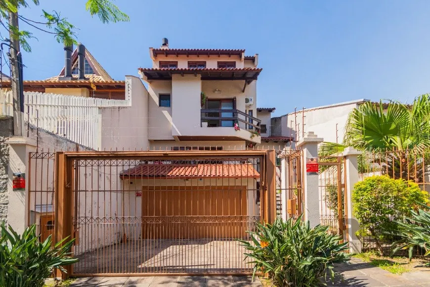 Foto 1 de Casa com 4 Quartos à venda, 216m² em Chácara das Pedras, Porto Alegre