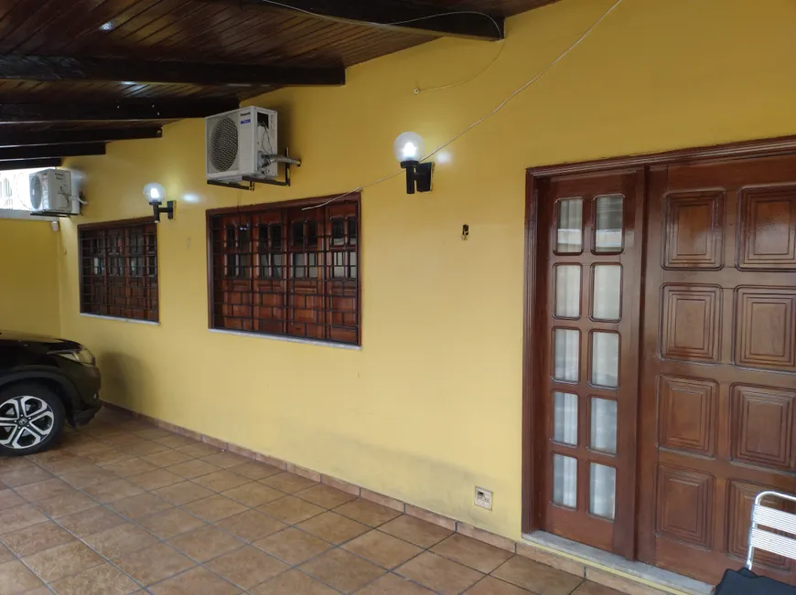 Foto 1 de Casa com 4 Quartos para alugar, 150m² em Adrianópolis, Manaus