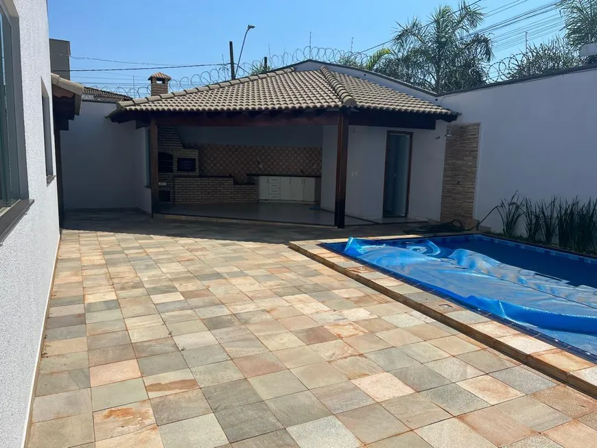 Foto 1 de Casa com 4 Quartos à venda, 200m² em Alto Umuarama, Uberlândia