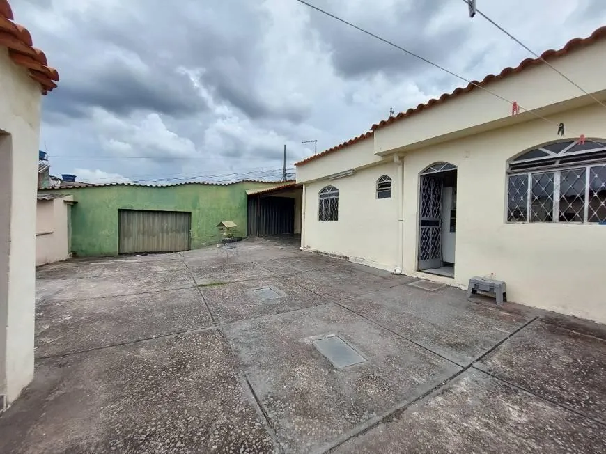 Foto 1 de Casa com 4 Quartos à venda, 400m² em Santa Helena, Belo Horizonte