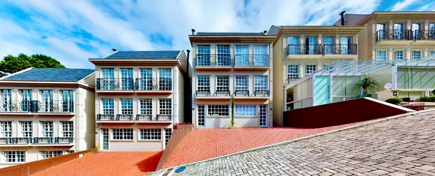 Foto 1 de Casa de Condomínio com 3 Quartos à venda, 140m² em Valparaiso, Petrópolis