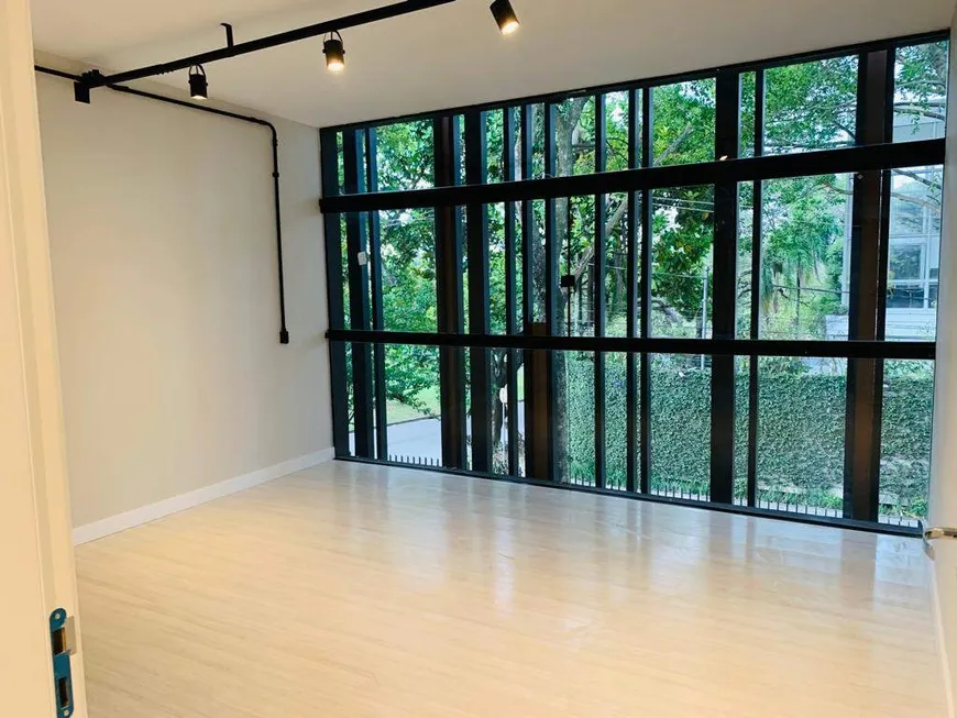 Foto 1 de Sala Comercial para alugar, 18m² em Jardim Everest, São Paulo