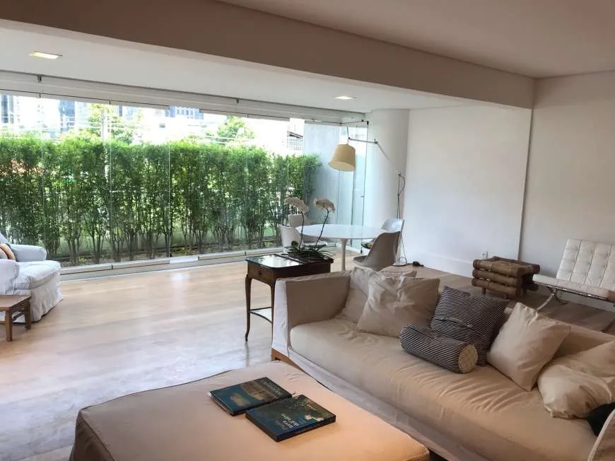 Foto 1 de Apartamento com 3 Quartos à venda, 190m² em Itaim Bibi, São Paulo