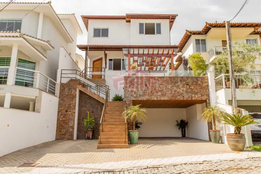 Foto 1 de Casa de Condomínio com 5 Quartos à venda, 350m² em Maria Paula, São Gonçalo