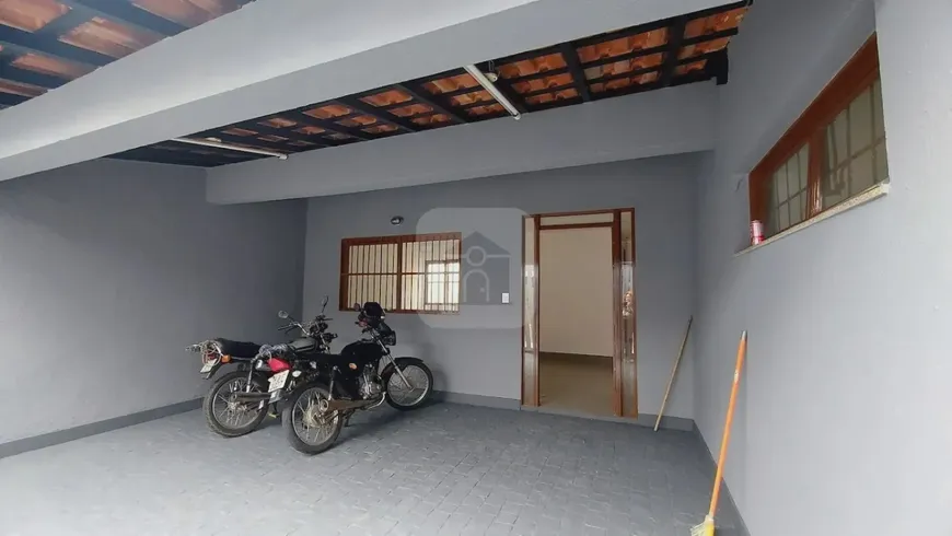 Foto 1 de Casa com 6 Quartos à venda, 236m² em Santa Mônica, Uberlândia