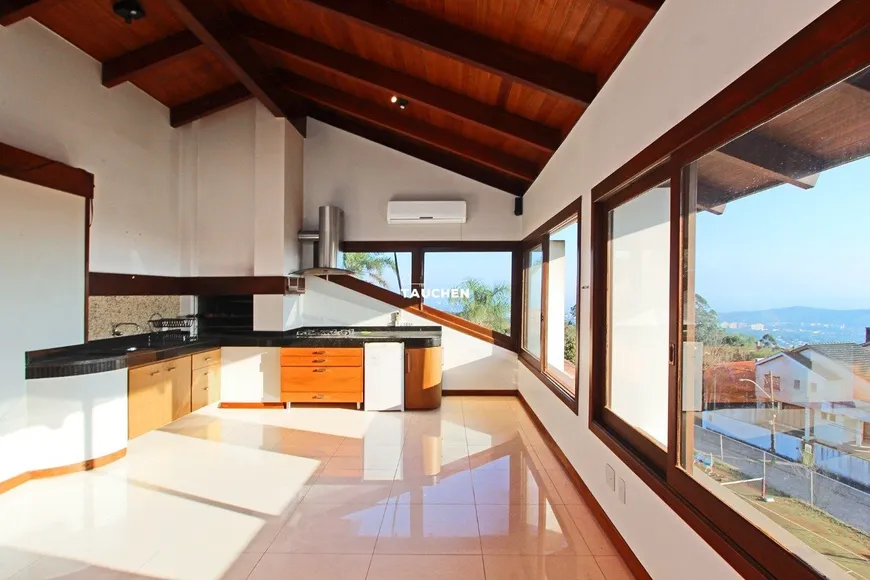 Foto 1 de Casa com 4 Quartos à venda, 600m² em Teresópolis, Porto Alegre