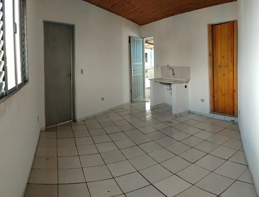 Foto 1 de Casa com 1 Quarto para alugar, 30m² em Parque Pinheiros, Taboão da Serra