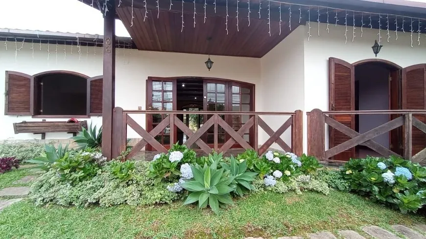Foto 1 de Casa com 3 Quartos à venda, 180m² em Catarcione, Nova Friburgo
