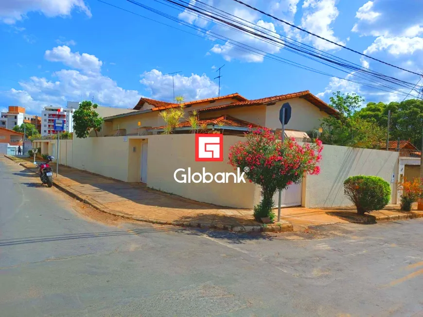 Foto 1 de Casa com 5 Quartos à venda, 360m² em Funcionários, Montes Claros