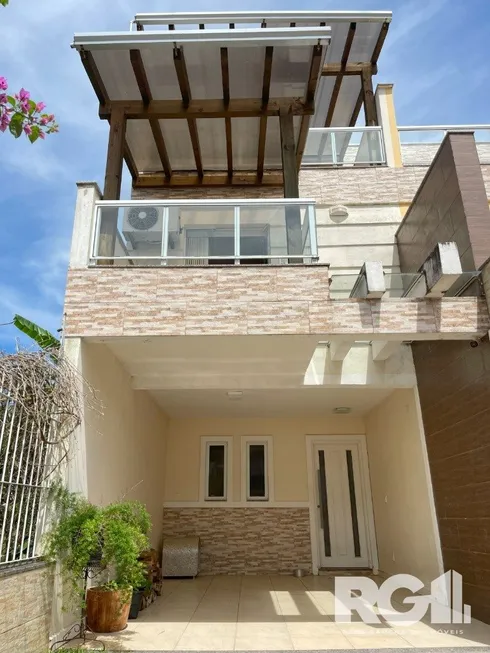 Foto 1 de Casa com 3 Quartos à venda, 166m² em Guarujá, Porto Alegre