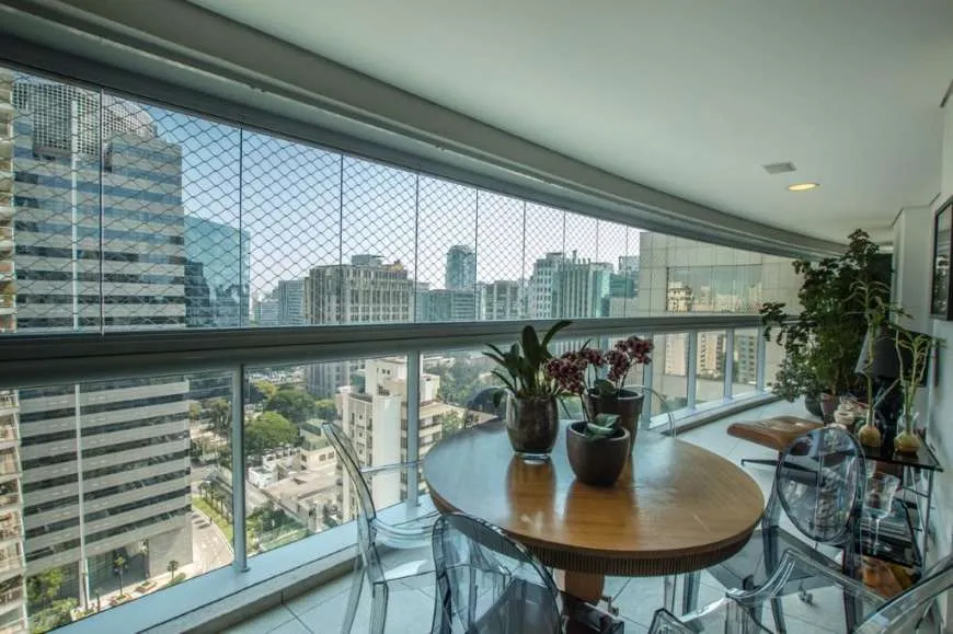 Foto 1 de Apartamento com 3 Quartos à venda, 201m² em Itaim Bibi, São Paulo