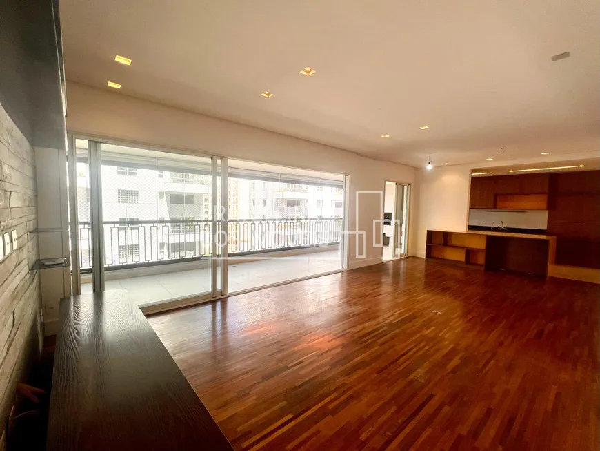 Foto 1 de Apartamento com 3 Quartos para venda ou aluguel, 158m² em Itaim Bibi, São Paulo