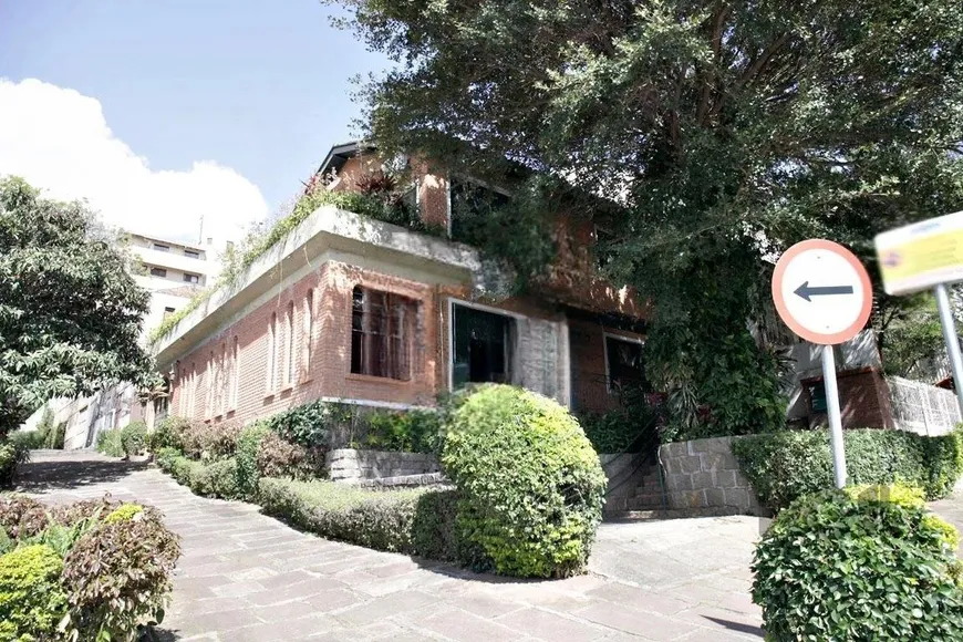 Foto 1 de Casa com 4 Quartos para alugar, 385m² em Bela Vista, Porto Alegre