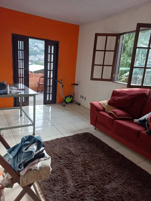 Foto 1 de Casa com 3 Quartos à venda, 200m² em Mosela, Petrópolis