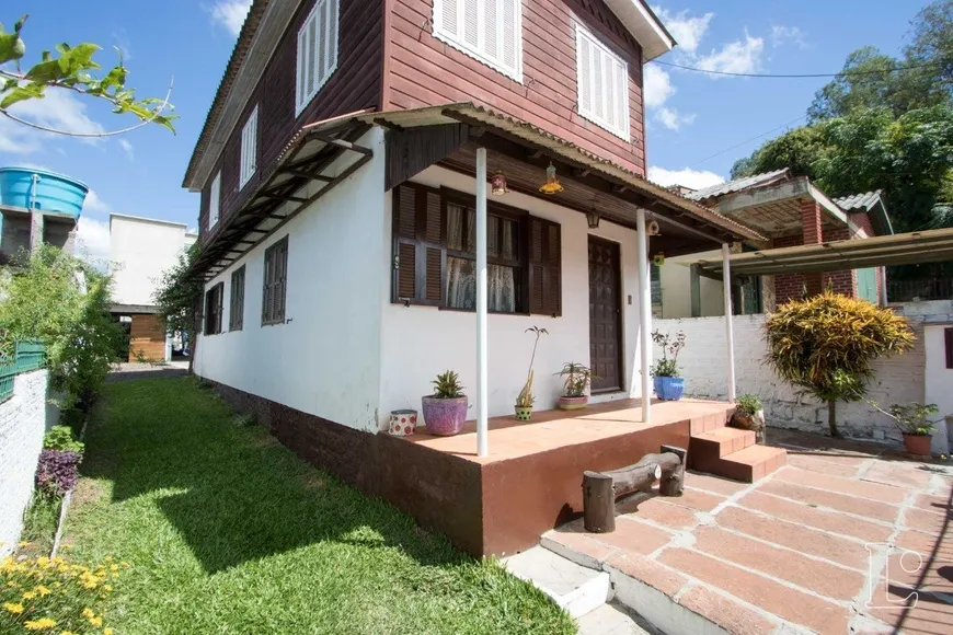 Foto 1 de Casa com 6 Quartos à venda, 254m² em Camaquã, Porto Alegre