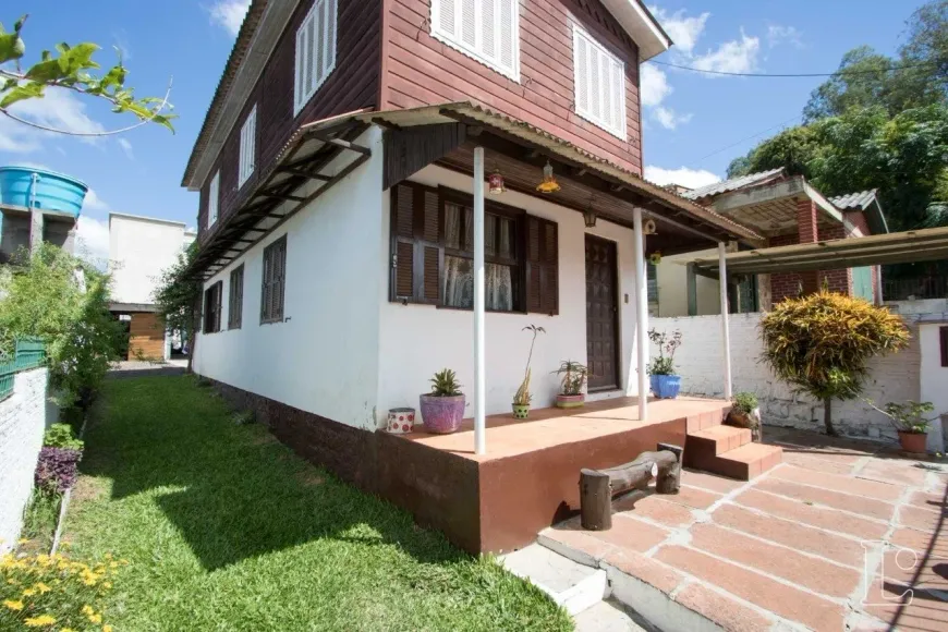 Foto 1 de Casa com 6 Quartos à venda, 256m² em Camaquã, Porto Alegre