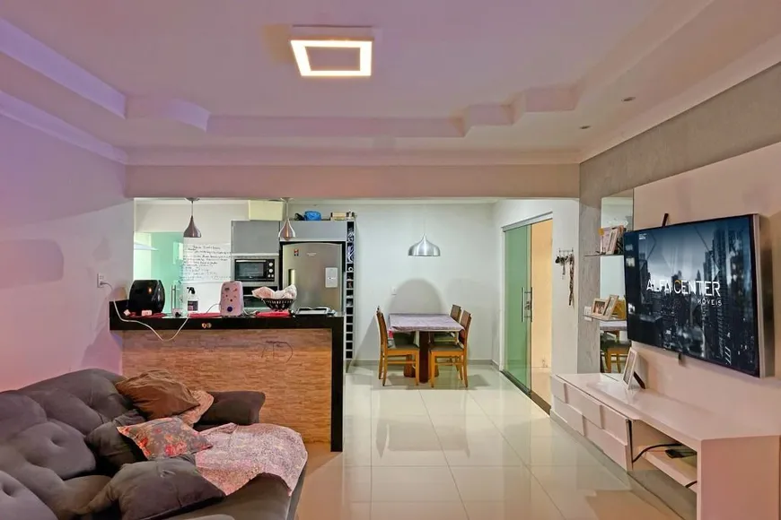 Foto 1 de Casa com 3 Quartos à venda, 130m² em Residencial Maria Lourenca, Goiânia