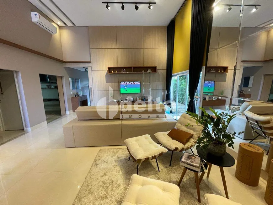 Foto 1 de Casa de Condomínio com 3 Quartos para alugar, 230m² em Granja Marileusa , Uberlândia
