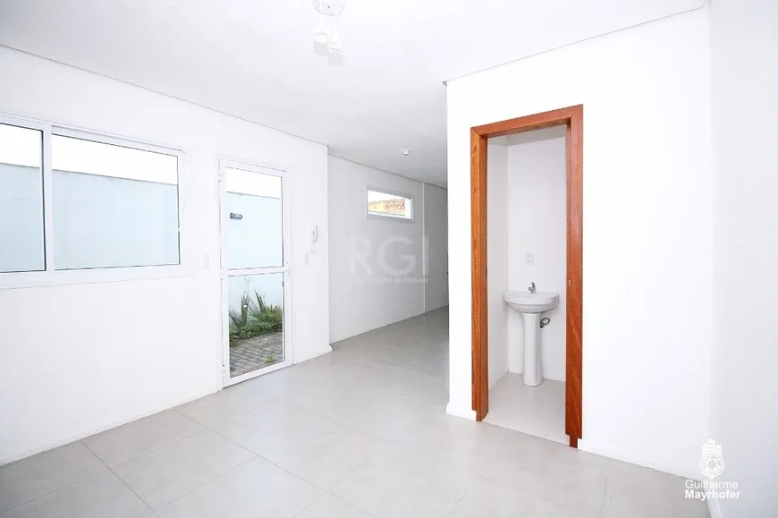 Foto 1 de Casa de Condomínio com 2 Quartos à venda, 80m² em Vila Nova, Porto Alegre