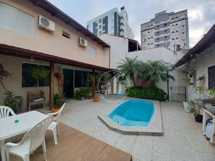 Foto 1 de Casa com 5 Quartos à venda, 131m² em Barreiros, São José