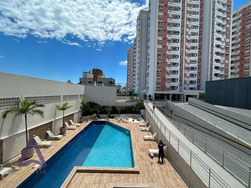 Foto 1 de Apartamento com 2 Quartos à venda, 75m² em Barreiros, São José