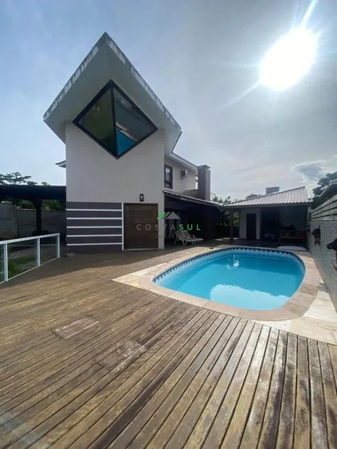 Foto 1 de Casa com 3 Quartos à venda, 250m² em Praia do Rosa, Imbituba